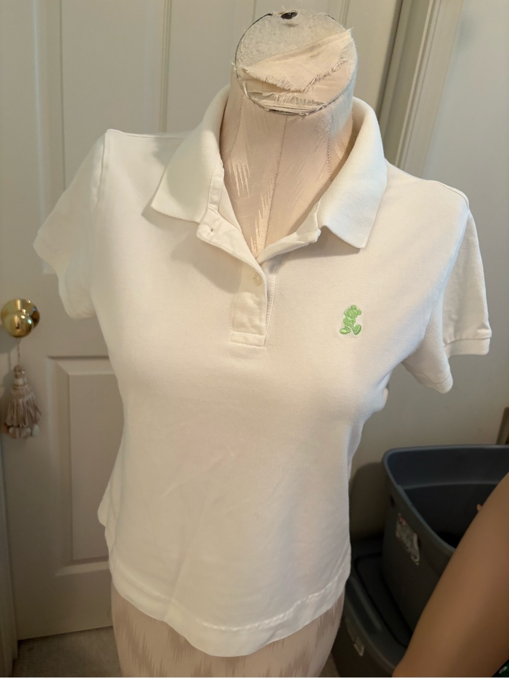 Disney women’s White Polo Shirt with Green Crest - size Small - Picture 10 of 13